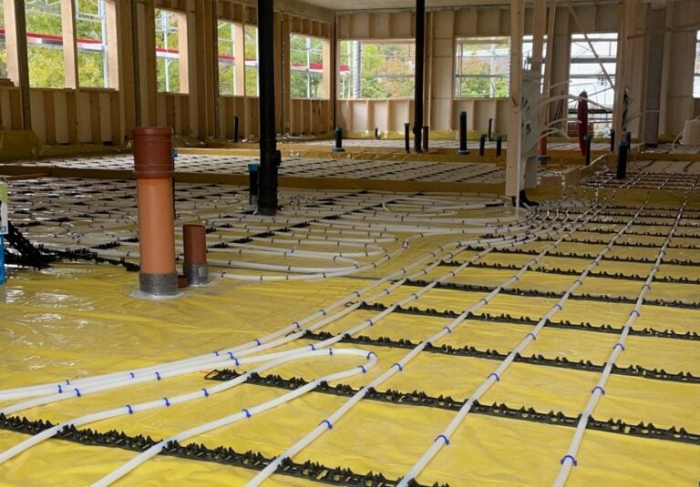 Røyrlegging med varmekabler og rørinstallasjon under byggeprosjektet.